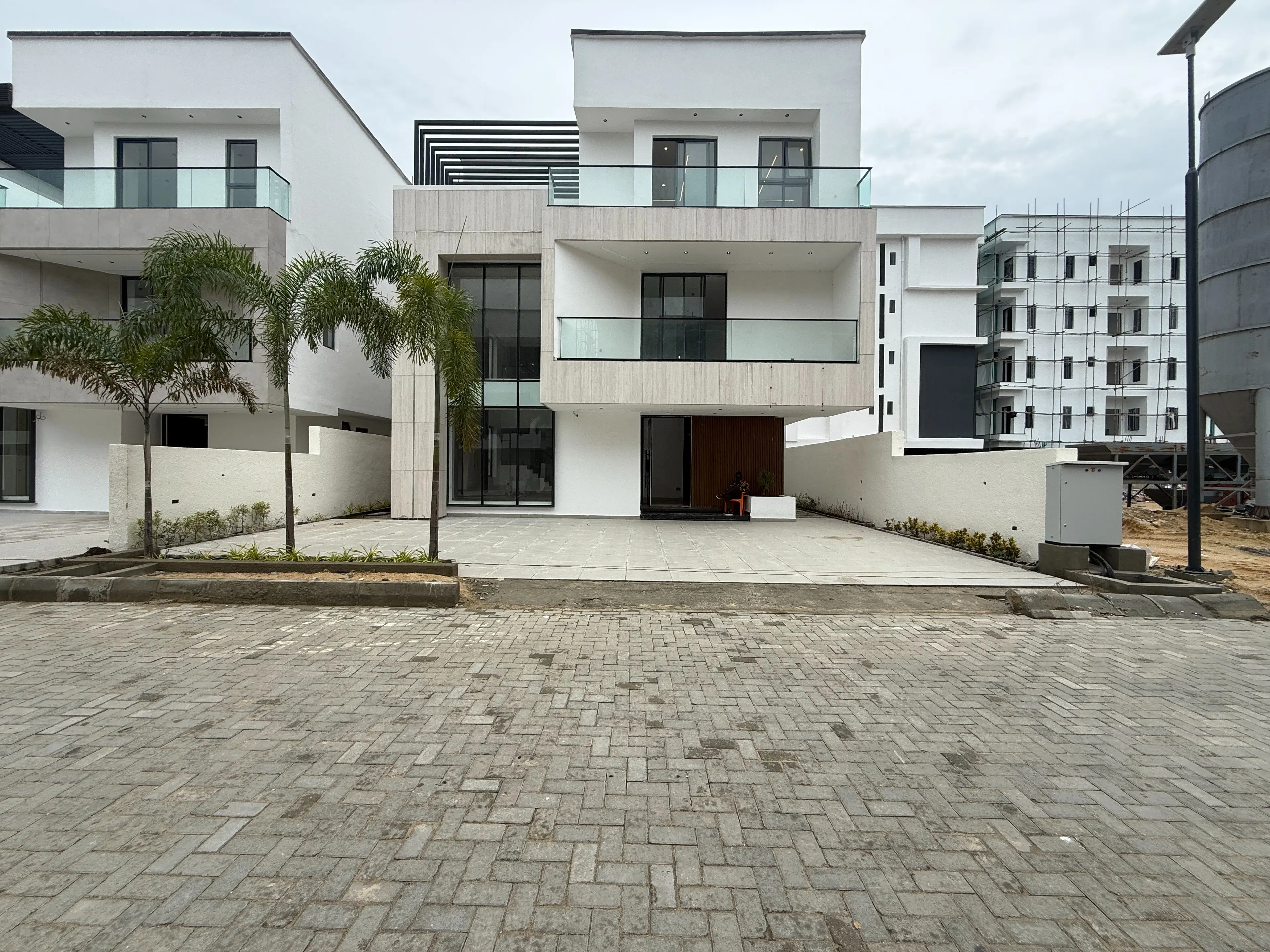 6 Bedroom Fully Detached House for Sale at Lekki Phase 1